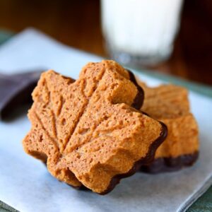 Maple Shortbread Cookies Dipped in Dark Chocolate | With just 5 ingredients you can whip up these extraordinary chocolate-dipped maple shortbread cookies in no time. Easy and tasty! | www.heavenlyhomecooking.com