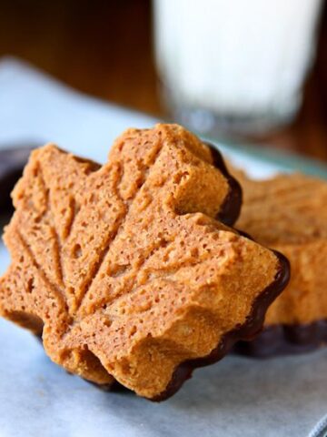 Maple Shortbread Cookies Dipped in Dark Chocolate | With just 5 ingredients you can whip up these extraordinary chocolate-dipped maple shortbread cookies in no time. Easy and tasty! | www.heavenlyhomecooking.com