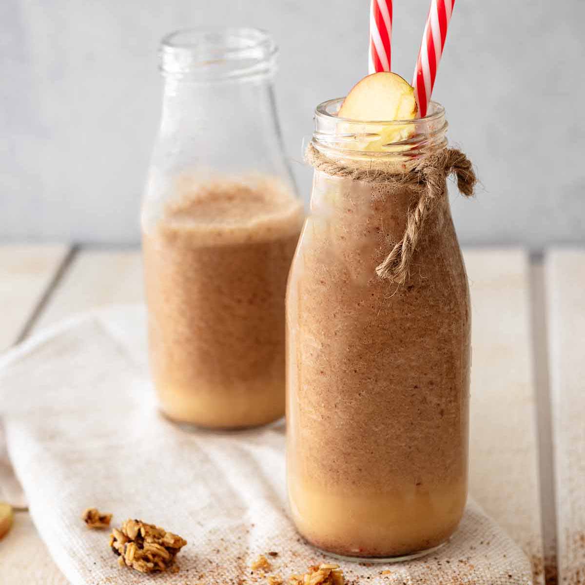 Apple pie smoothie in two milk jars.